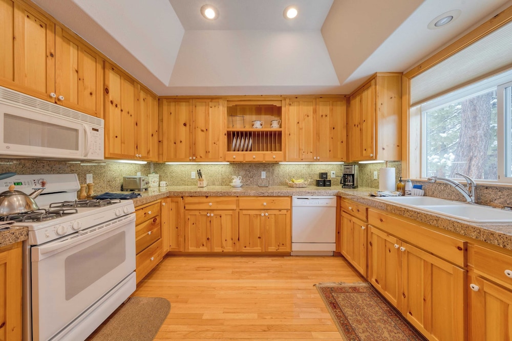 Pinewood Lodge by Avantstay Cozy Cabin Near Ski Resorts & Hiking