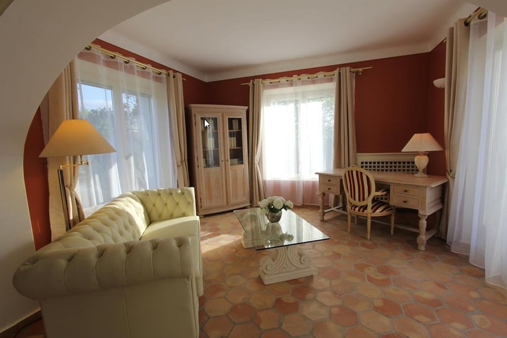 Aux charmes de Grasse casa de huéspedes piscina