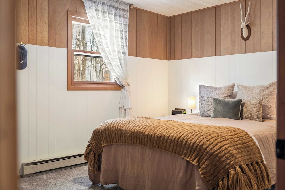 The Pines Cozy Arrowhead Lake Escape With Pools and Outdoor Adventures