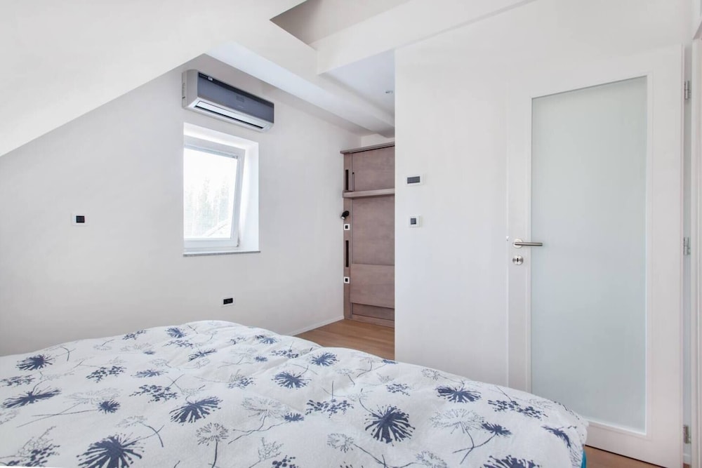 Ljubljana Riverbank Apartment in City Centre! view 3