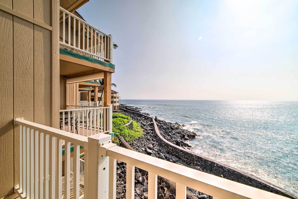 Oceanfront Kailua-kona Townhome w/ Pool & Views!