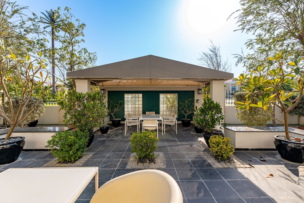 Artsy 4BR DIP Villa w Community Pool Gym