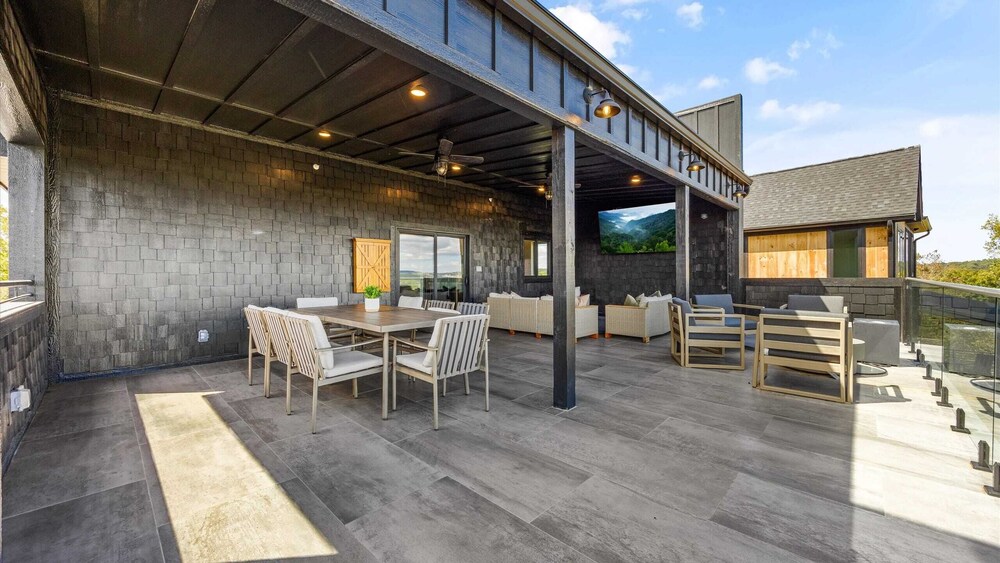 The Back Nine Retreat by Avantstay Private Golf Sim, Firepit & Mountain Views Near Dollywood