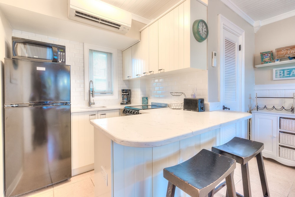 Tropic Terrace #32 - Beachfront Rental 1 Bedroom Apts by RedAwning view 2