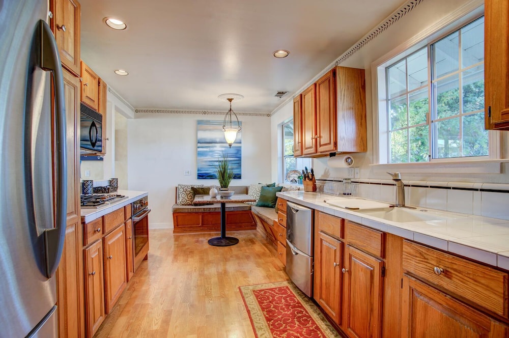 4 Br Waterfront , Private Beach 4 Bedroom Home by RedAwning