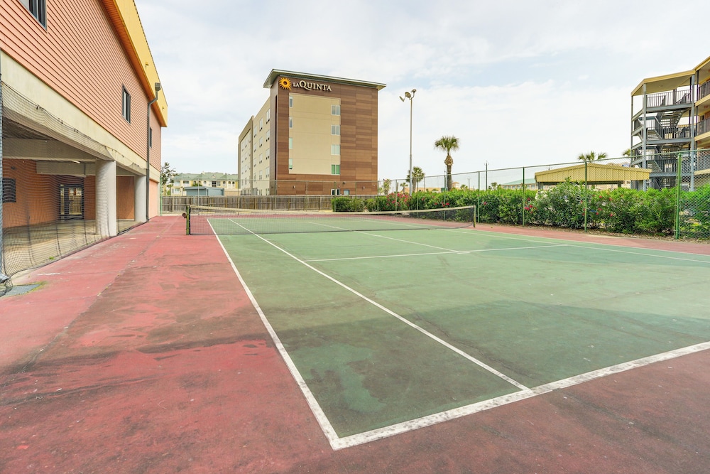 Pool & Hot Tub Access: Beachside Galveston Condo!