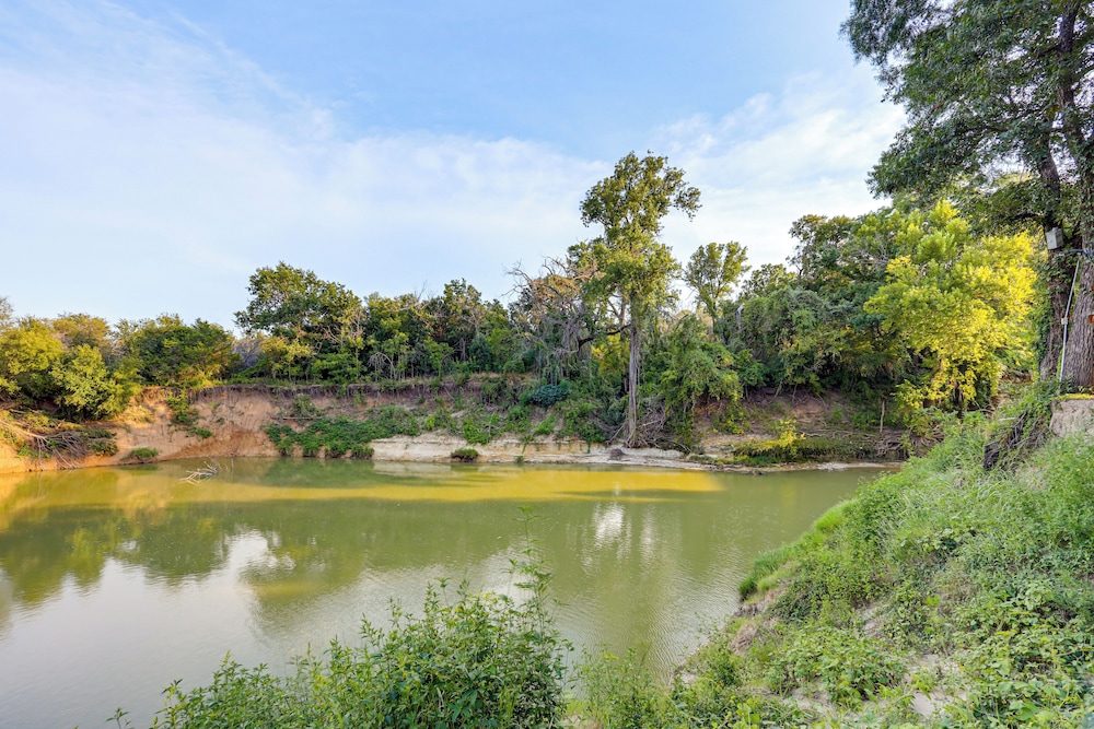 Private Pool: Fun Riverfront Retreat in Hamilton!