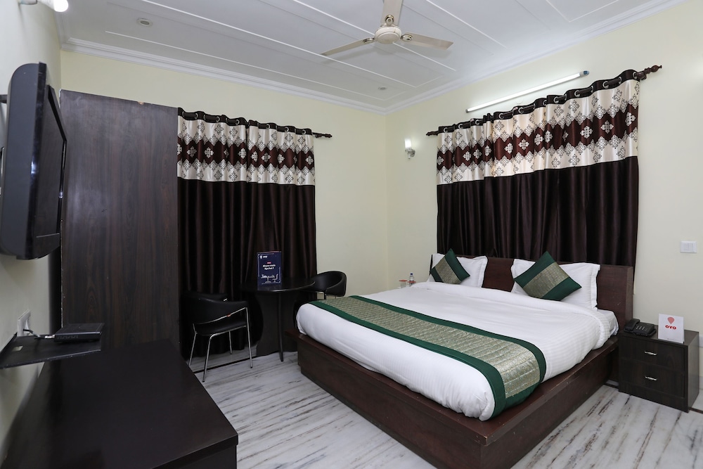 OYO 11606 Galaxy Inn