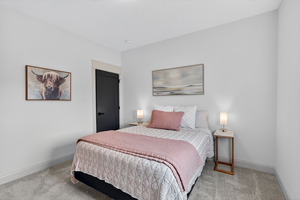 Plush & Roomy - Perfect For All Ages Near Ku & Kc 3 Bedroom Duplex