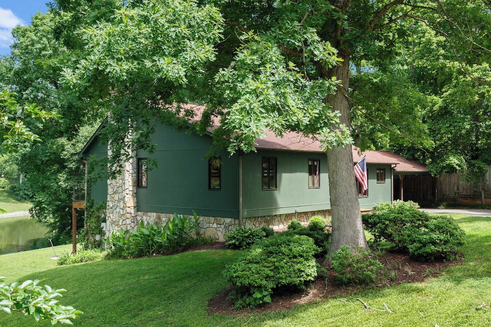 Shady Daze: Waterfront Home w/ Deck, Hot Tub & Lake Views