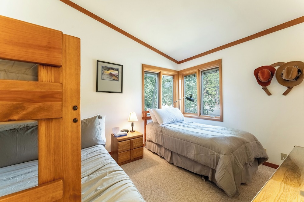 Tennis Townhomes #1340: 2