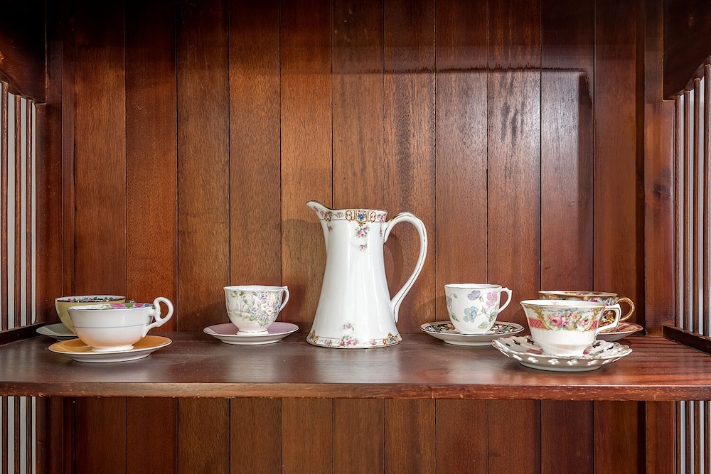 Beautiful Vintage 2BR- Heart Of Downtown - Image 3