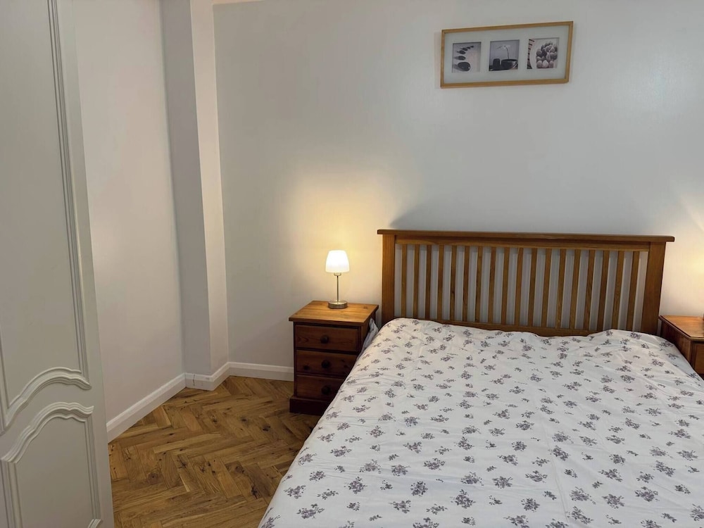 Spacious 4-bedroom Home in Ashford, Kent - Perfect for Families and Groups
