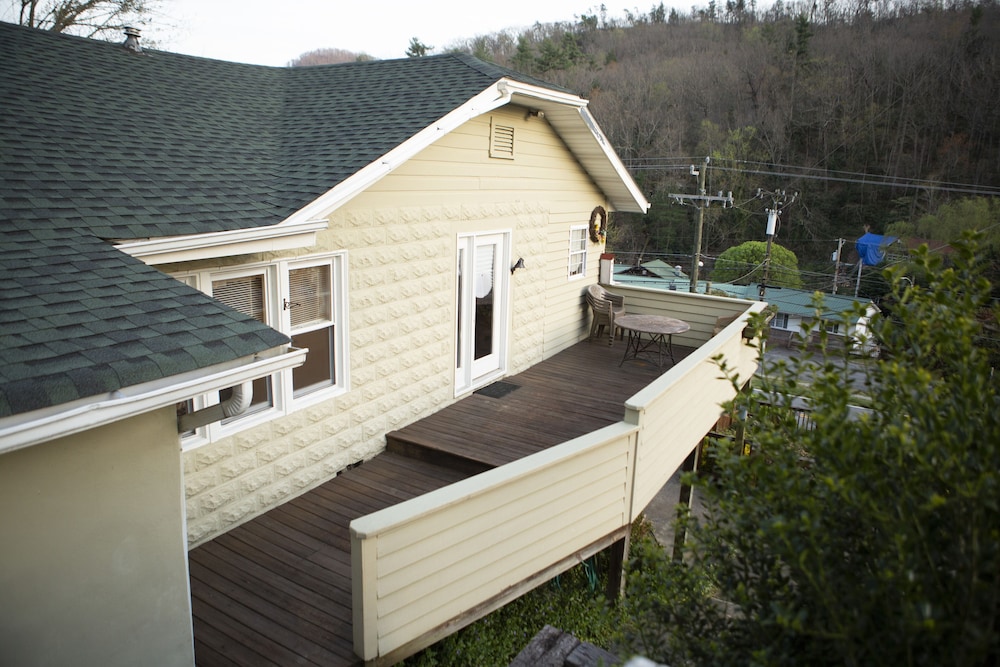 The Chimney Rock Inn & Cottages