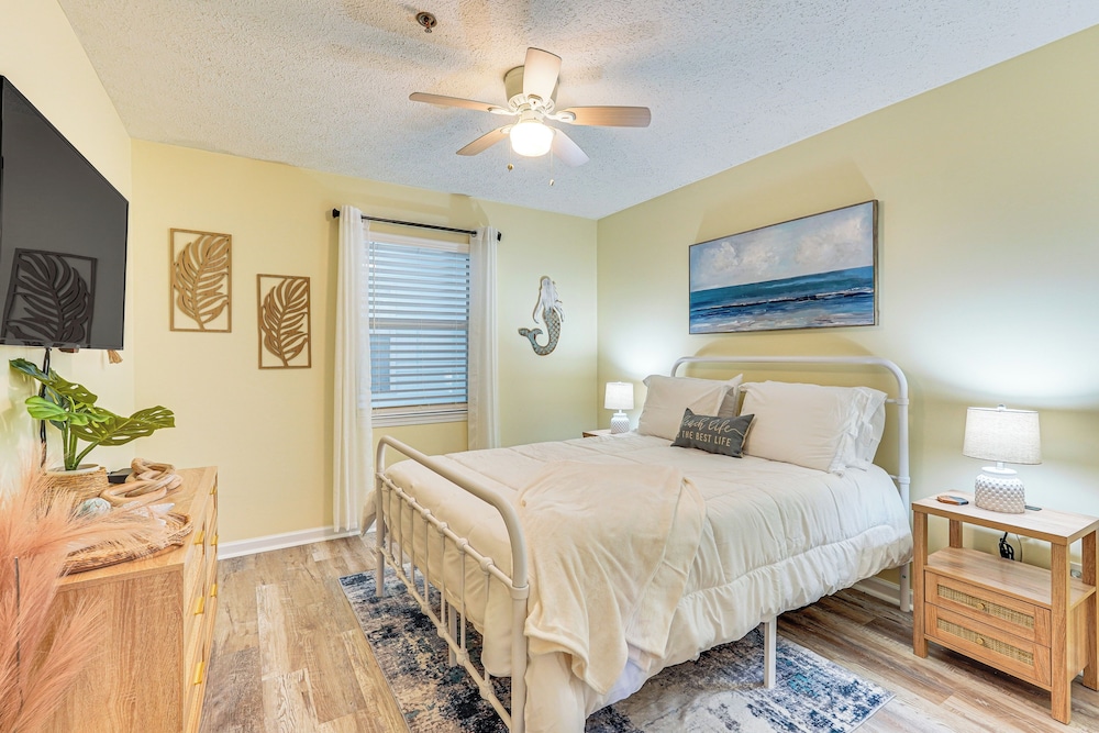 Walk to Beach: Condo w/ Balcony in Pcb!