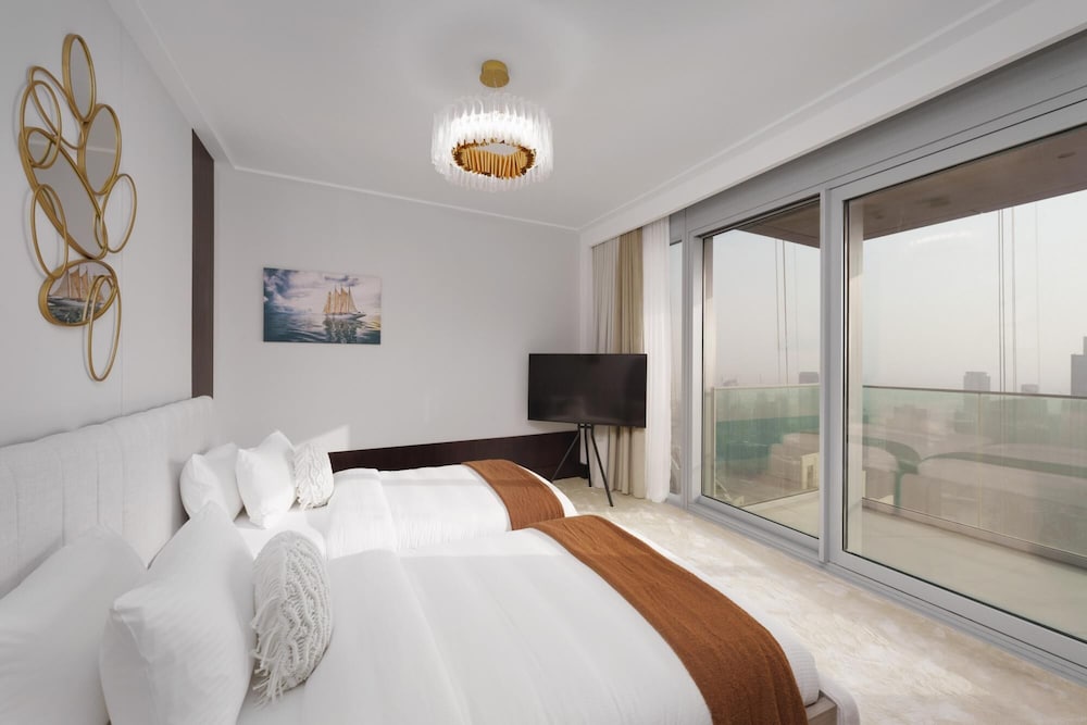 Ultra Chic High-floor Apt w Direct Burj Khalifa Fountains Views