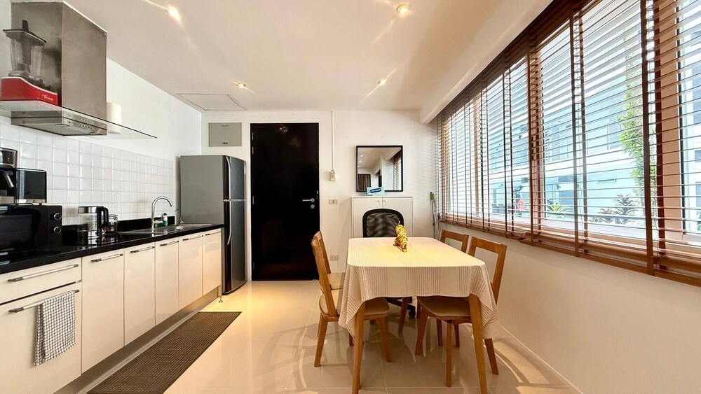 B11 Sunset Plaza Partial Seaview 1 Bedroom 1 Bathroom With Large Jaguzzi