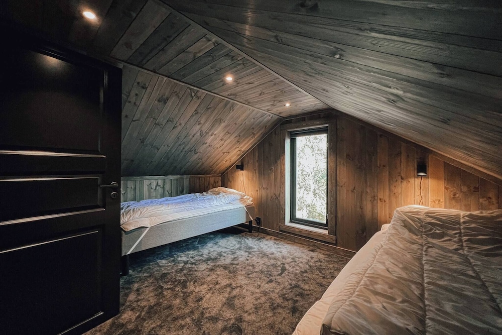 Modern Mountain Cabin - Outdoor Hot Tub - 8 Beds