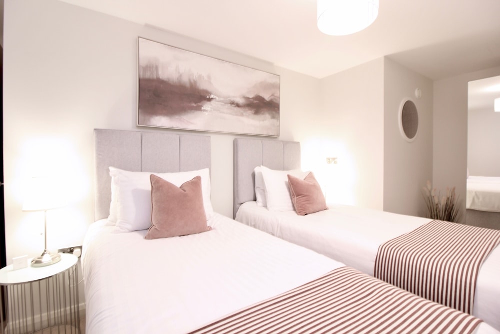 Beautiful Central Windsor Apartment view 2