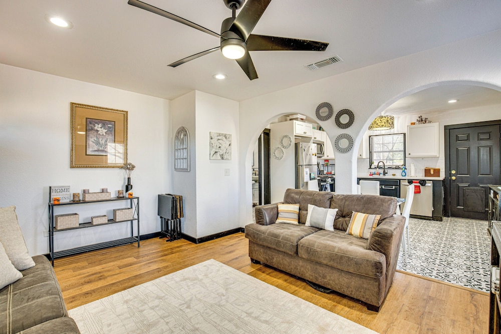 Grills, Fire Pit & Yard: Central Granbury Home!