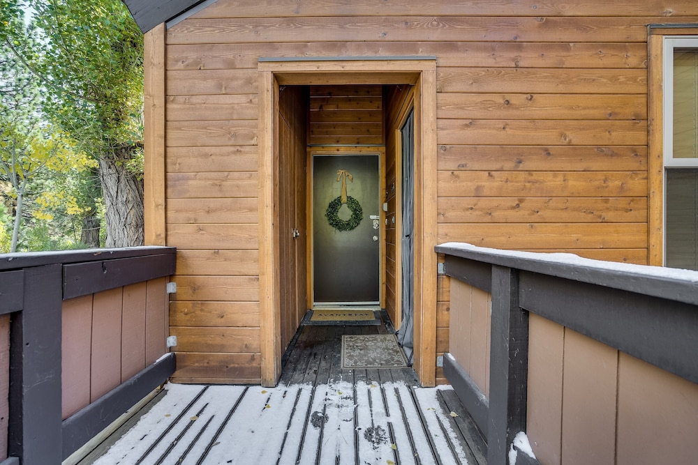 Pinegrove by Avantstay Beautiful Villas Condo Just Outside Tahoe City! - Property Image 23
