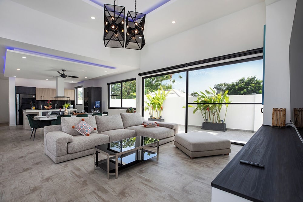 Modern 5 Bedrooms Pool Villa Curtis