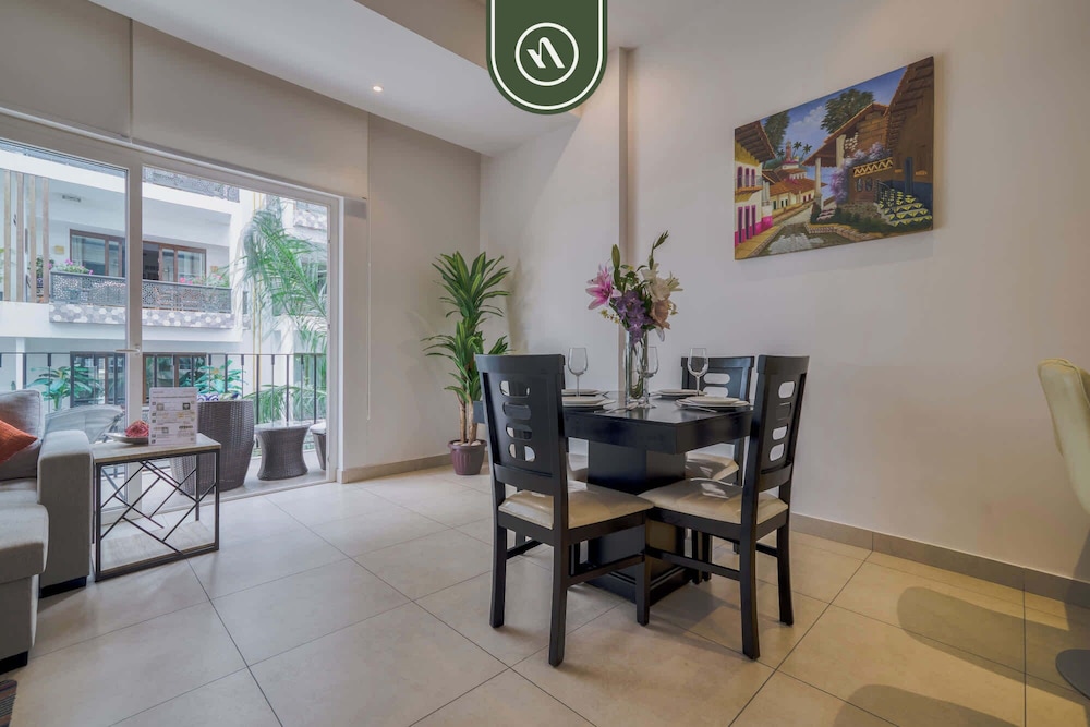 Amazing 1 BR Condo - Zona Romantica - Rooftop Pool