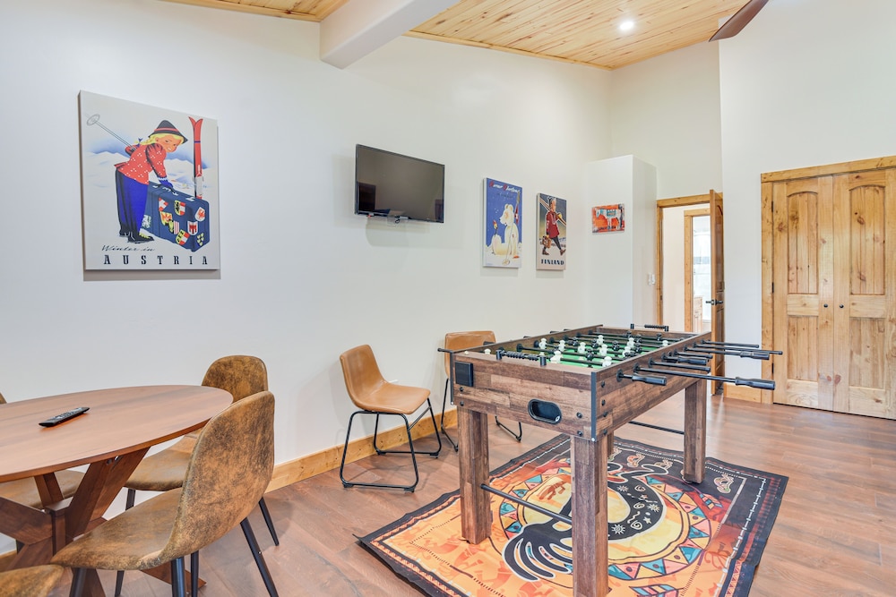 3 Mi to Resort: Year-round Angel Fire Getaway!