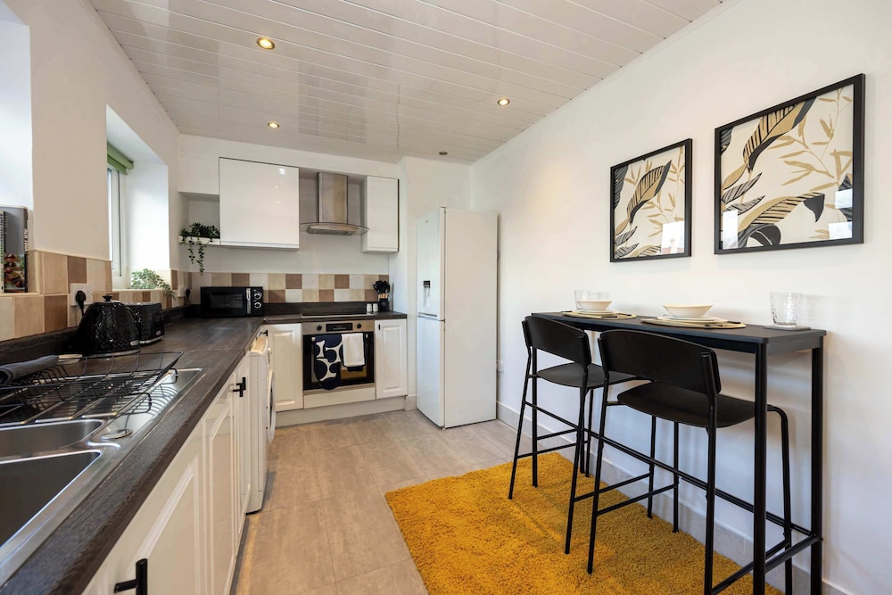 Spacious Apartment Near MCR Airport