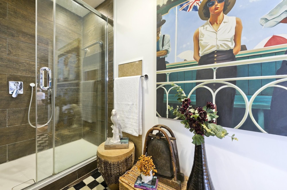 Fabulous East London Flat With Rooftop Pool by Underthedoormat