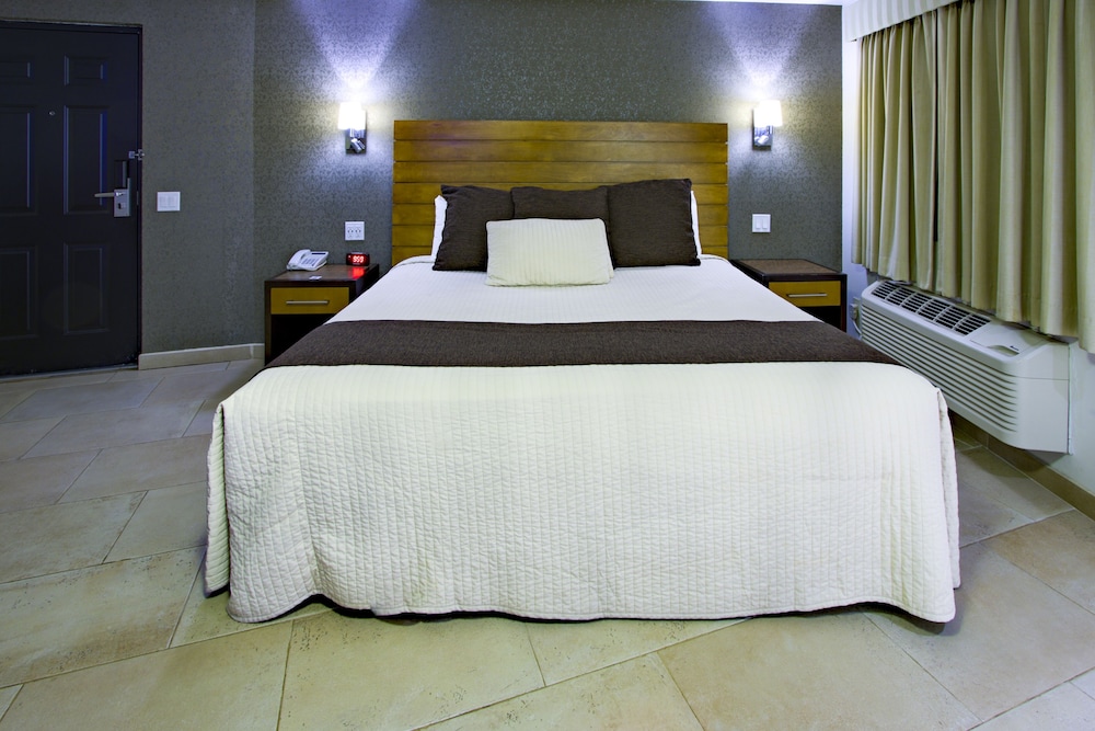 Ensenada Vacations - Hotel La Pinta - Property Image 48