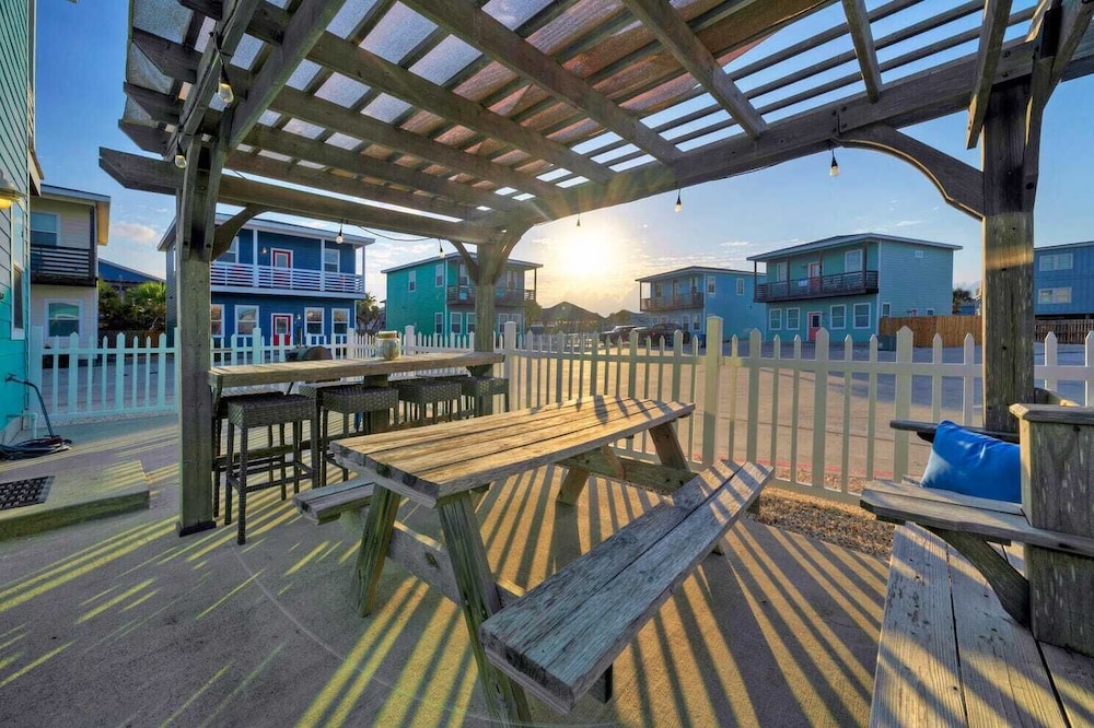Sleeps 24, 2 Homes 2blocks to the Beach, Pool, Game Room, Patio w/ Outdoor Bar