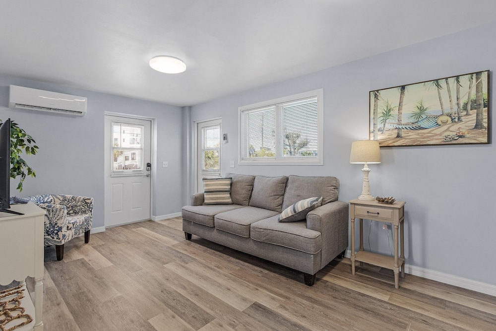 815 Third Street Escape: 2bd Cottage, Close To Restaurants! 2 Bedroom Home
