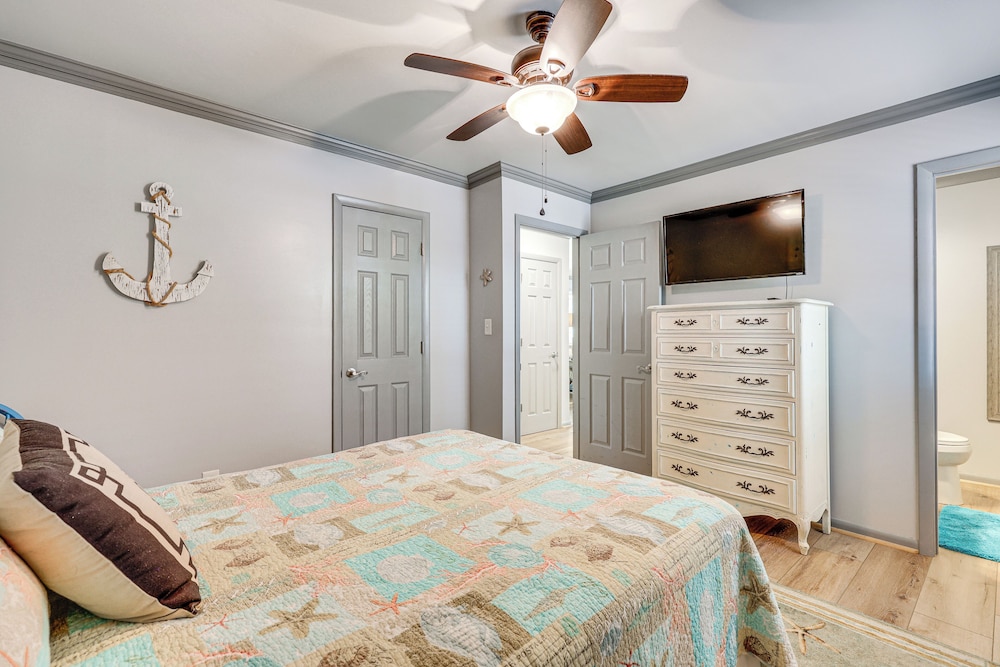 Play & Unwind, Oak Island Home < 2 Mi to Beach!