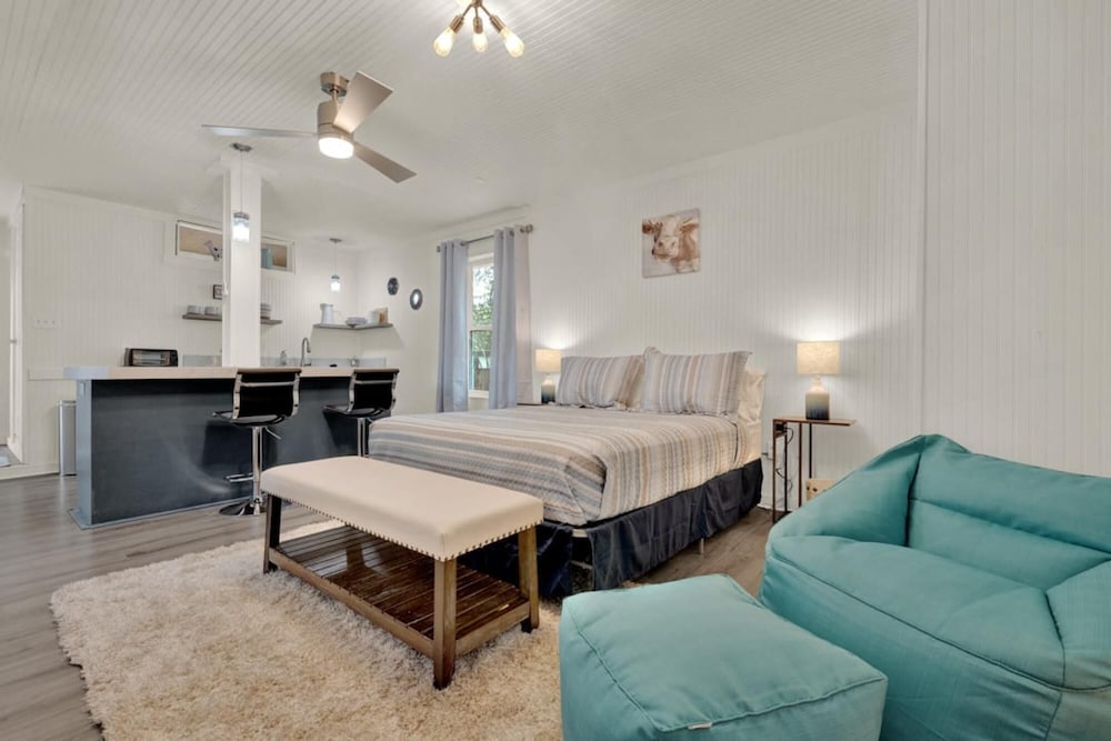 Le Chic on Creek - Central Location view 5