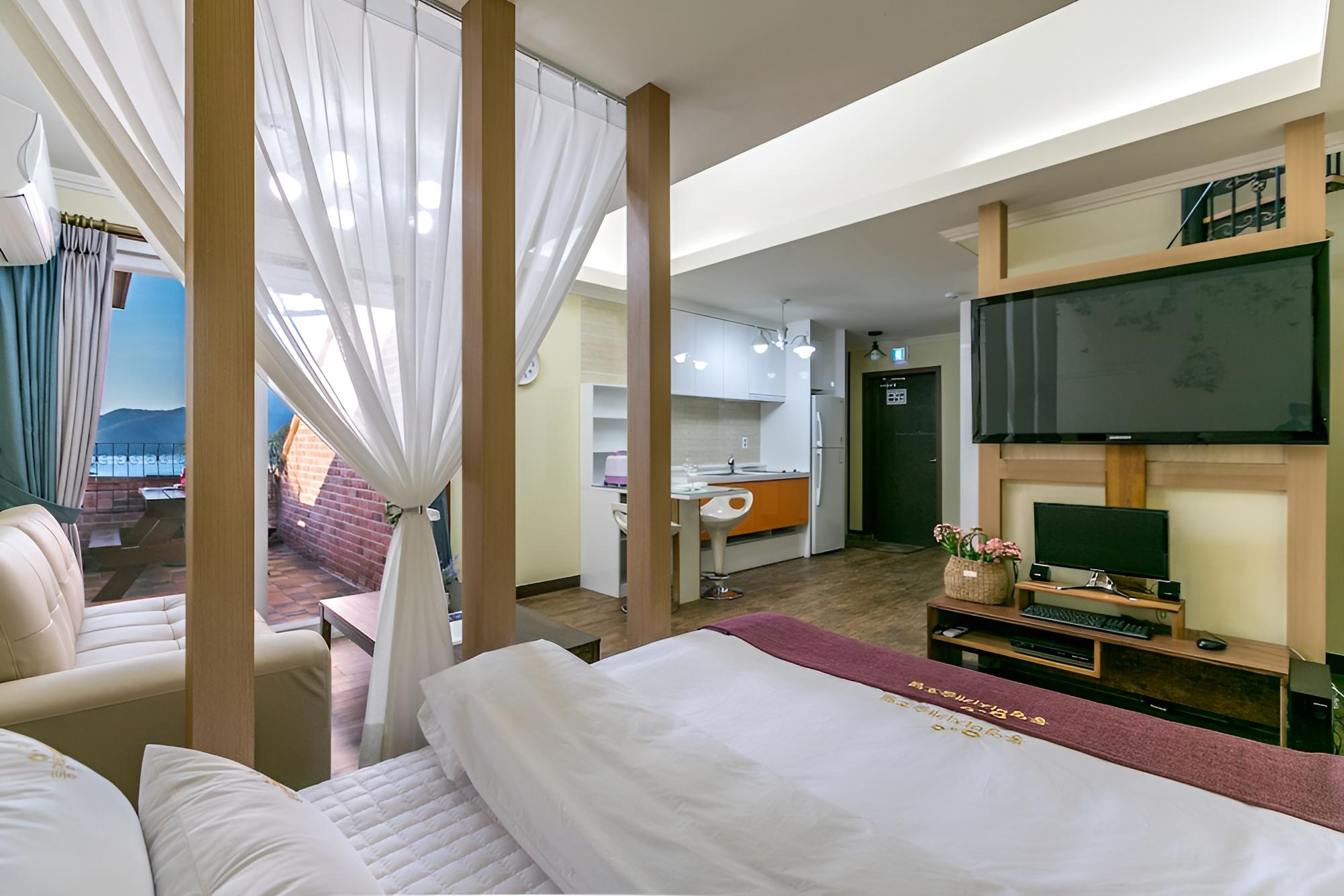 Tongyeong Beach Castle Hotel