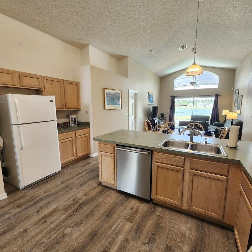 LKB4705AW 4 Bedroom villa in Lake Berkley 4 Home