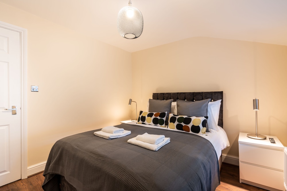 1bd Apt for 2-4. New Decor & Furnishings view 2