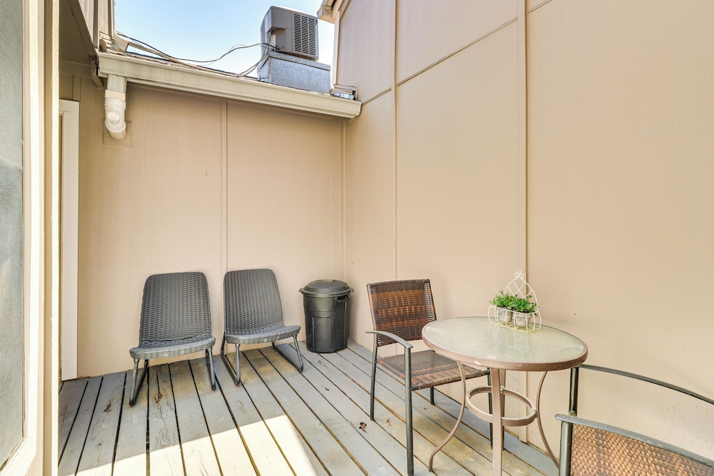 4 Mi to Dtwn: Gem w/ Pool Access & Patio in Austin