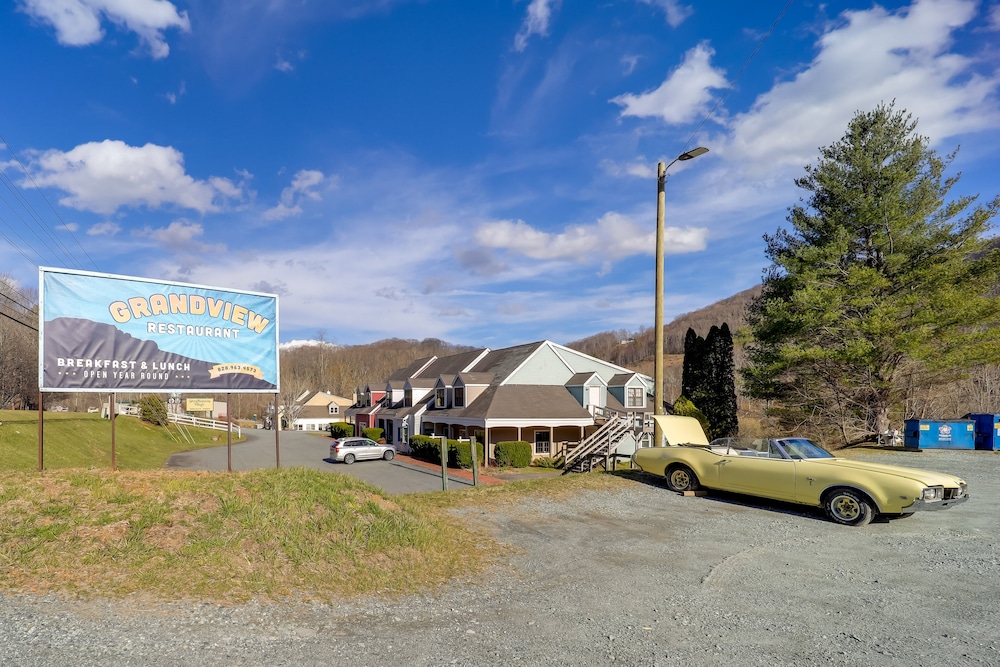 Lookout Deck + Mtn Views: Banner Elk Condo! view 3