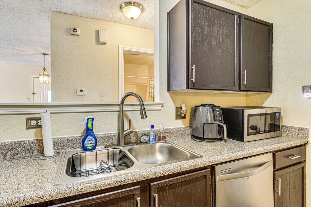 5 Mi to Eagle Creek Park: Home w/ Fenced Yard!