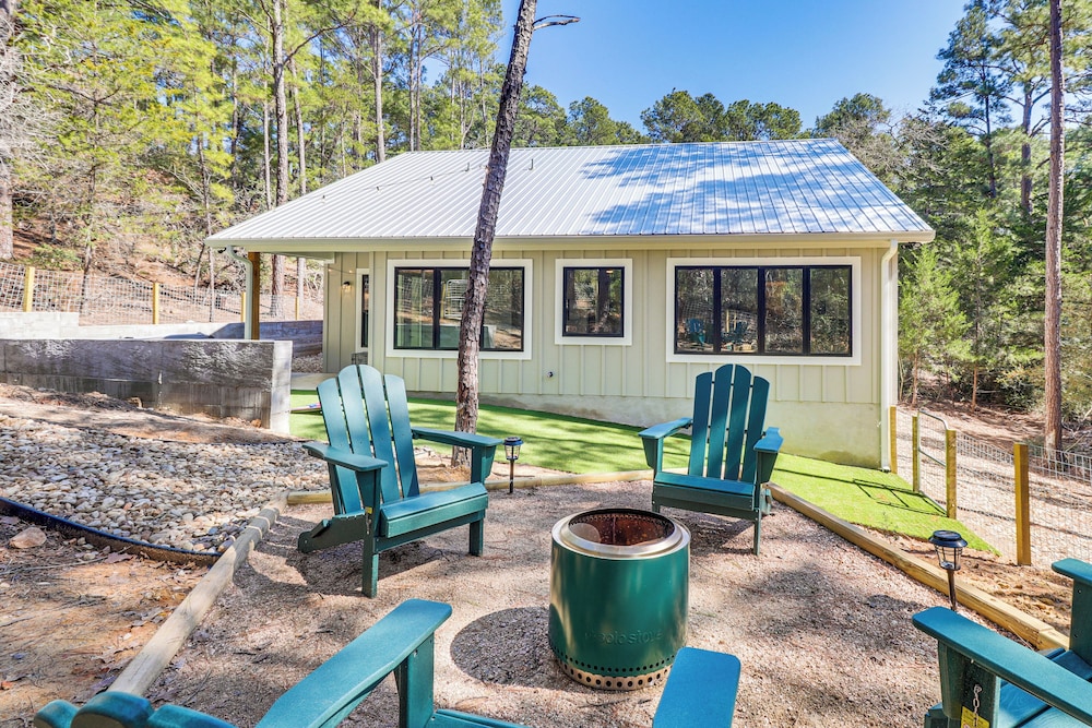 Hot Tub & Fire Pit: 'evergreen Escape' in Bastrop!