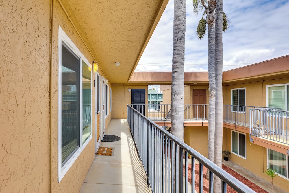 1 Mi to Oceanside Municipal Pier: Condo w/ Balcony