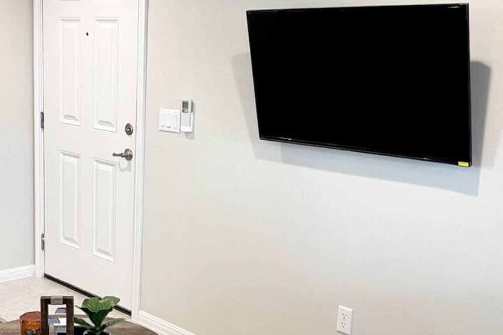 Cozy Apartment in Austin by The Key Rentals