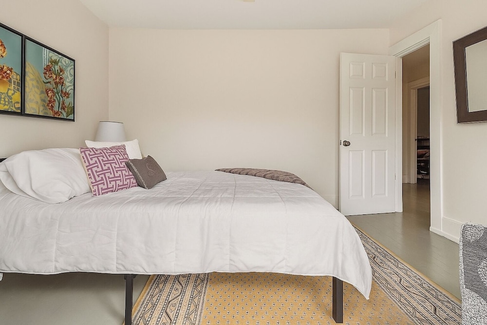 Detroit 6BR House Wifi, Parking, Pet Friendly