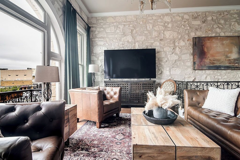 The Bank on Main St - Historic Luxury Suite W/rooftop Deck Overlooking Main Street