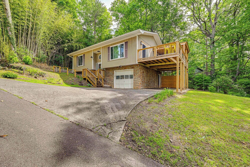 Renovated Franklin Home w/ Mountain-view Deck! view 4