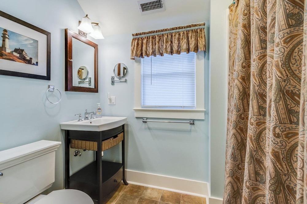 Laurel Street 222c