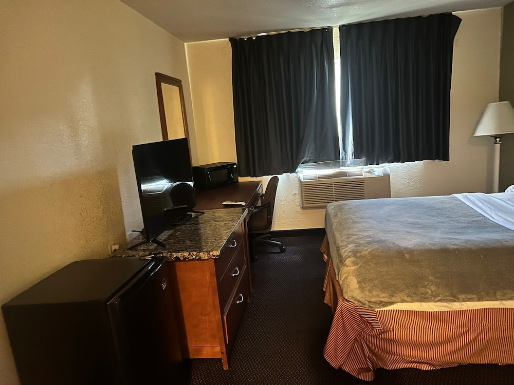 Villa Inn Motel Near Hwy 12 WI Capital O