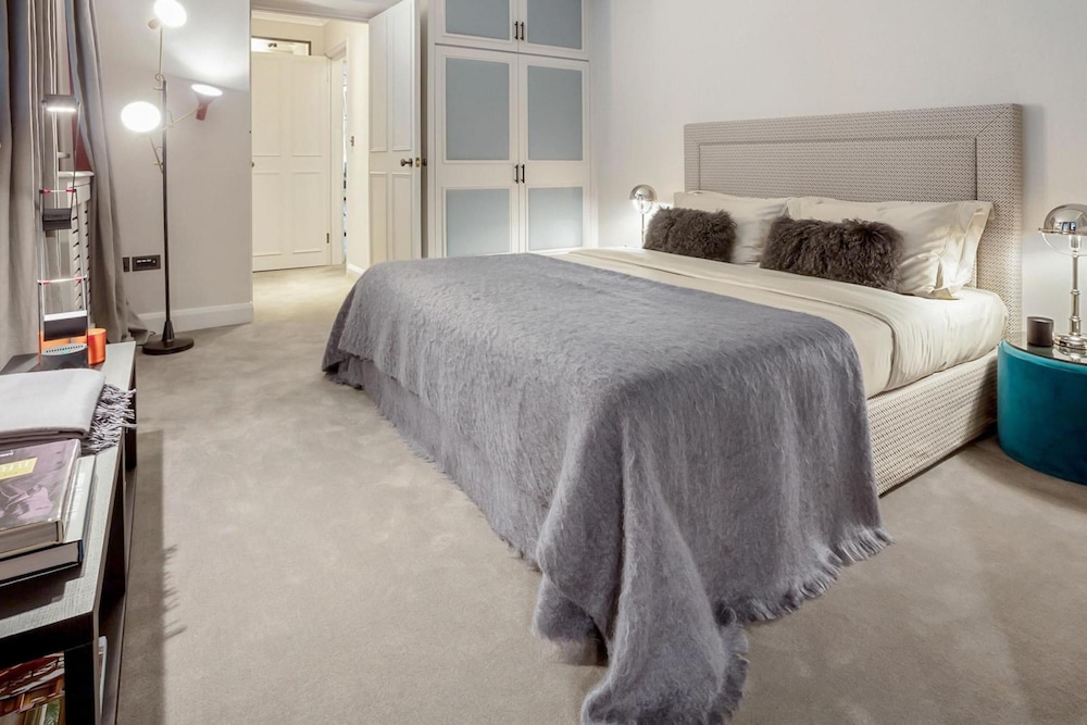Knightsbridge 3-bed 2-bath by Harrods